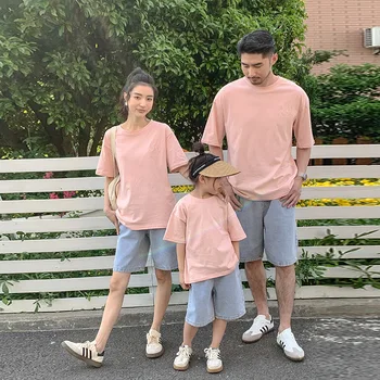 Családi nyári szett ruhák 2023 Anya és lánya rózsaszín rövid ujjú póló Apa fia hozzáillő póló Baba farmer ruhák