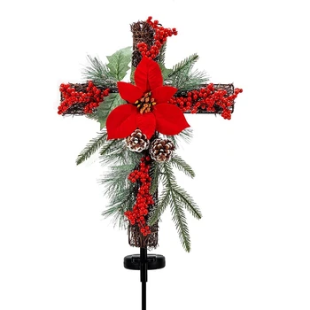 Christmas Cross Stake, napelemes tündérfényekkel, fémkereszttel, természetes rattannal, piros mikulásvirággal és bogyókkal