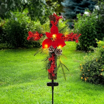 Christmas Cross Stake, napelemes tündérfényekkel, fémkereszttel, természetes rattannal, piros mikulásvirággal és bogyókkal 4