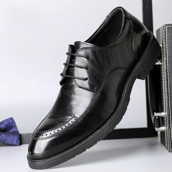 Üzleti luxus OXford cipők Férfi fűzős brogue Lélegző bőr Hivatalos ruha Cipők Irodai parti esküvői cipők férfiak Mocassinok