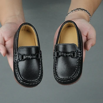 Új fiú naplopók Cipők gyerekeknek Fekete fehér alkalmi gyerekek csúsznak cipőn Puha lakások Baby Pu bőr cipő kisgyermek sétacipő 1